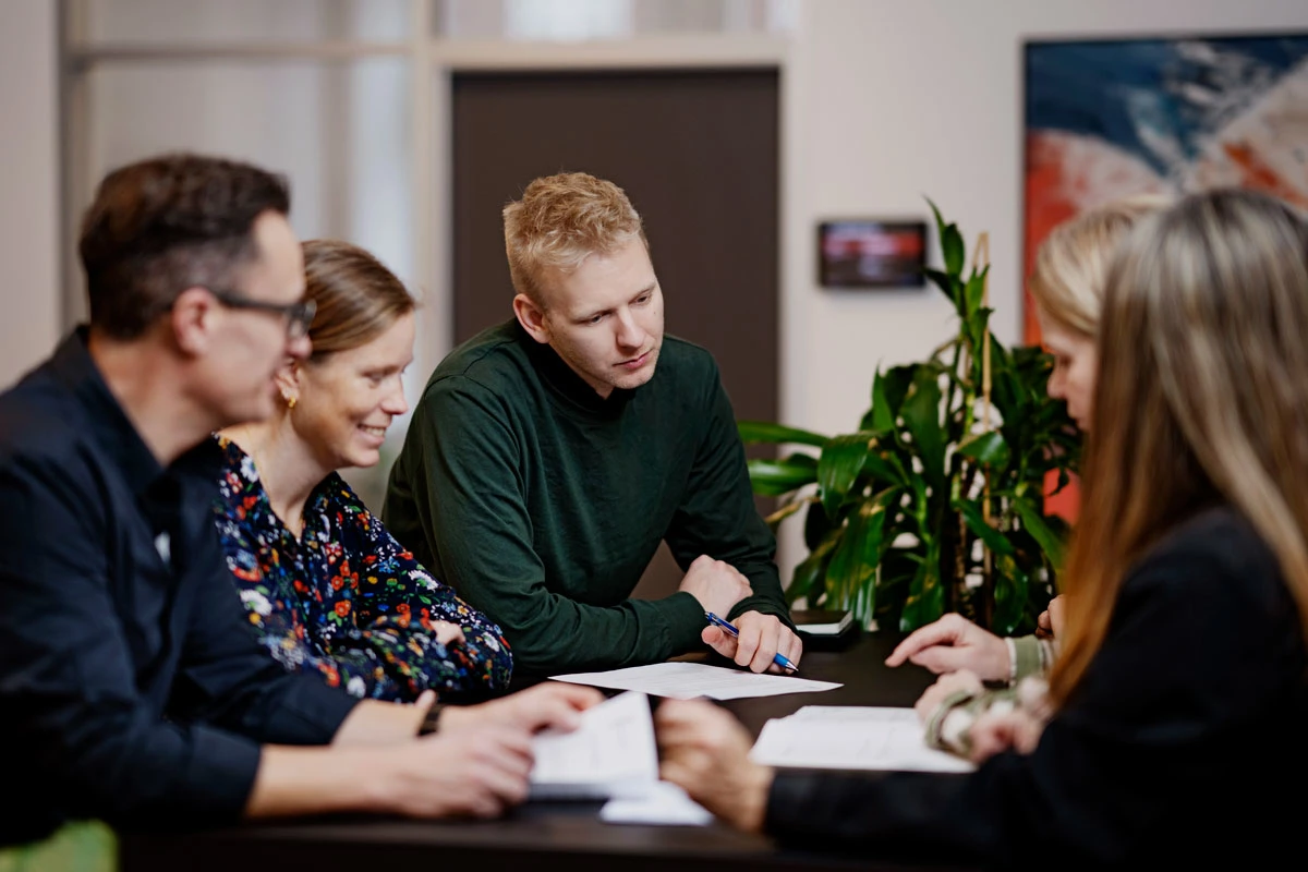 Medarbejdere er samlet om et bord