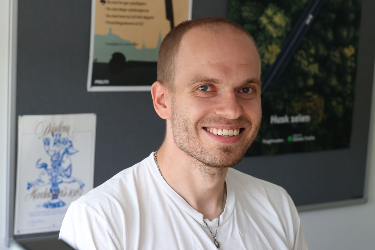 Portræt tæt på af mandlig medarbejder i Rådet for Sikker Trafik.