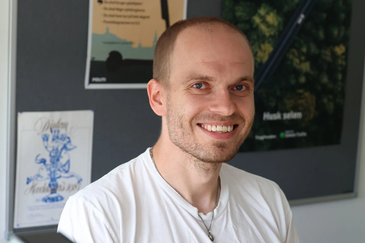 Portræt tæt på af mandlig medarbejder i Rådet for Sikker Trafik.