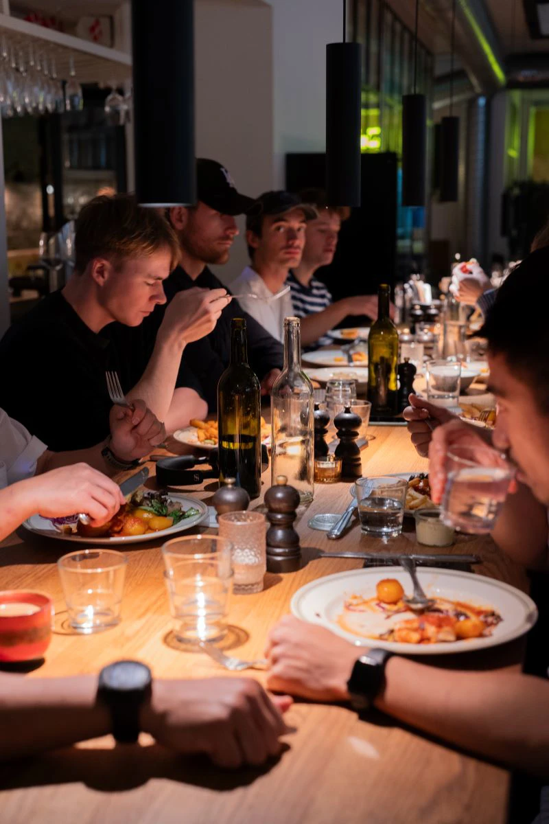 Medarbejdere hos Madklubben som spiser
