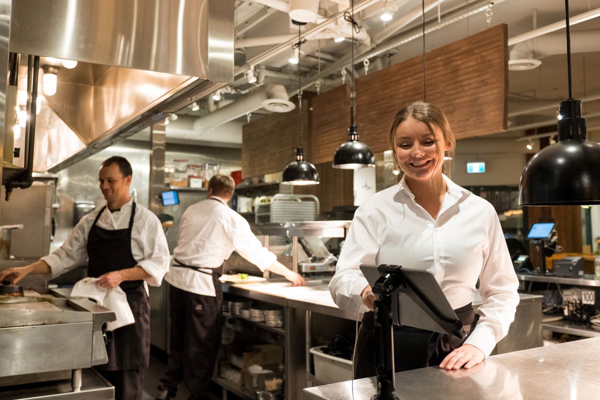 Kollegaer der arbejder i restaurationsbranchen