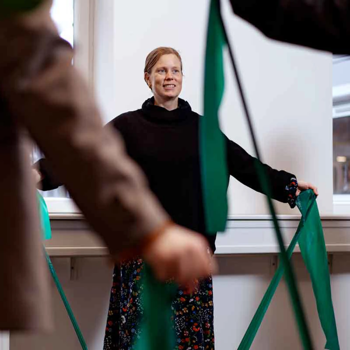 Kvinde laver elastikøvelser