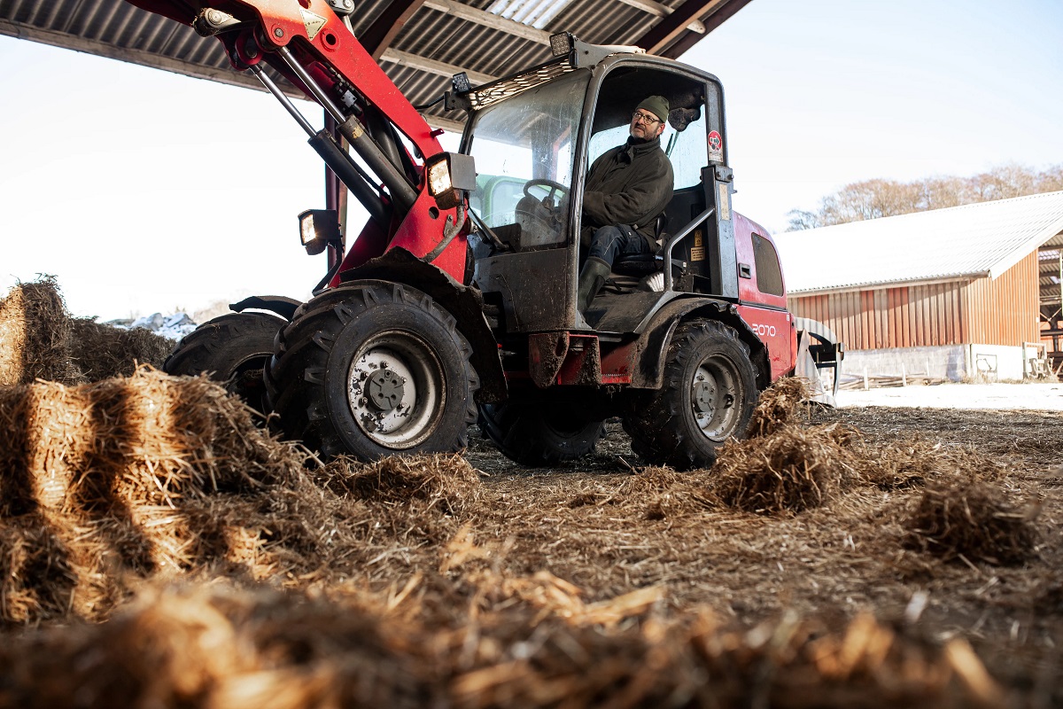 Landmand læsser hø med gaffeltruck