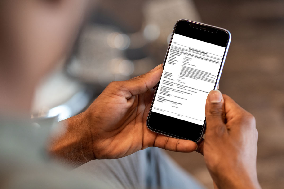 En person kigger på et sikkerhedsdatablad på sin telefon.