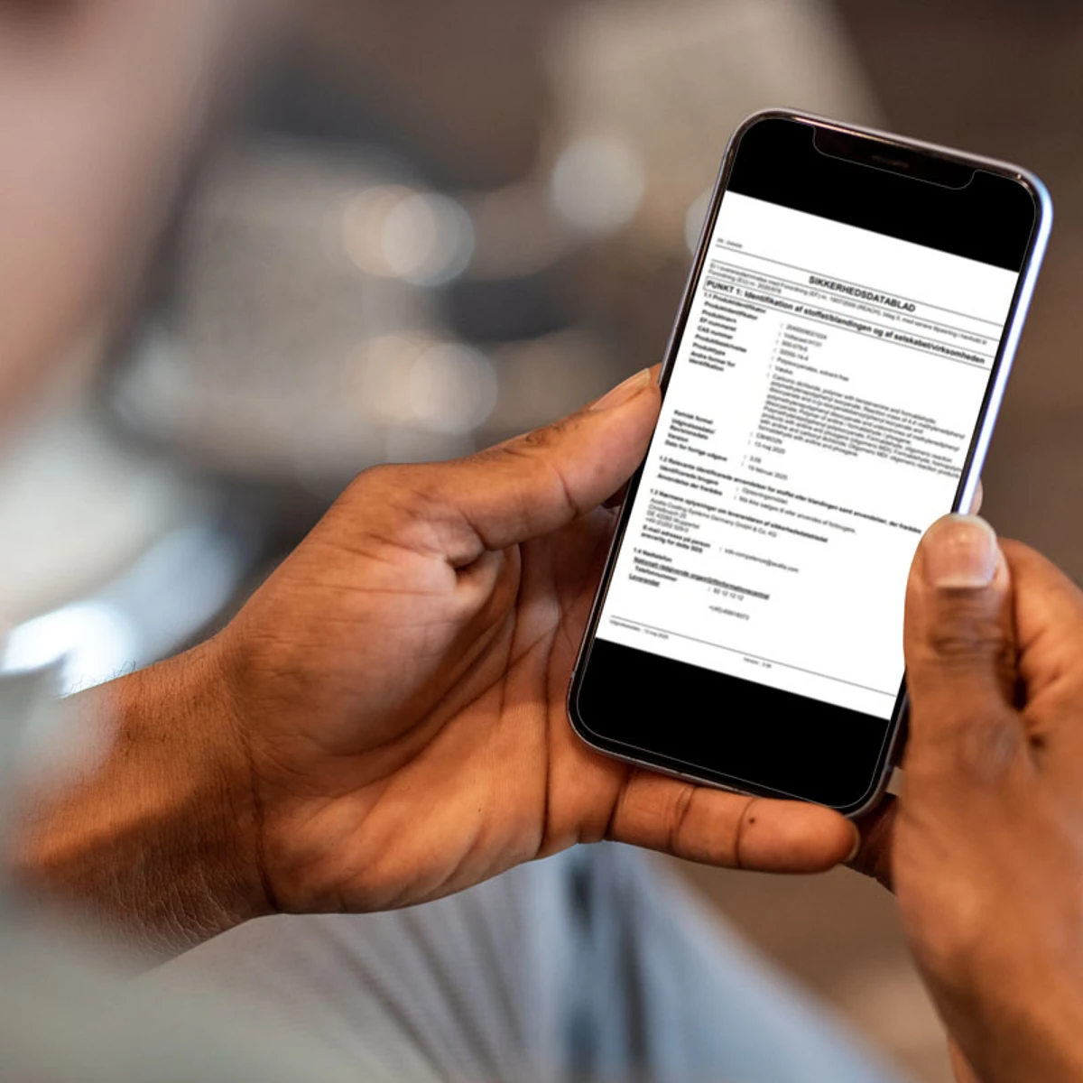 mand kigger på telefon
