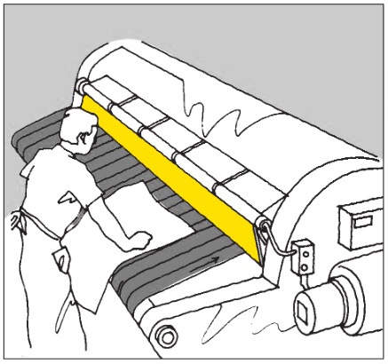 Tegning af en  beskyttelsesplade  foran  et  valsesammenløb på en maskine