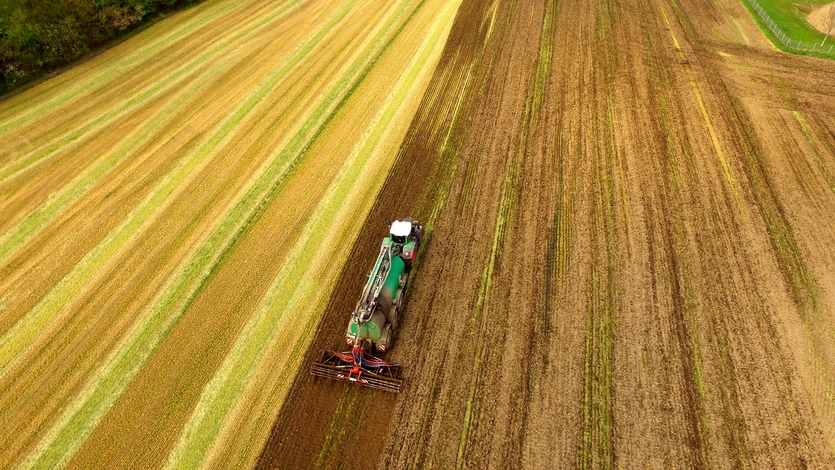 Landmand spreder gylle