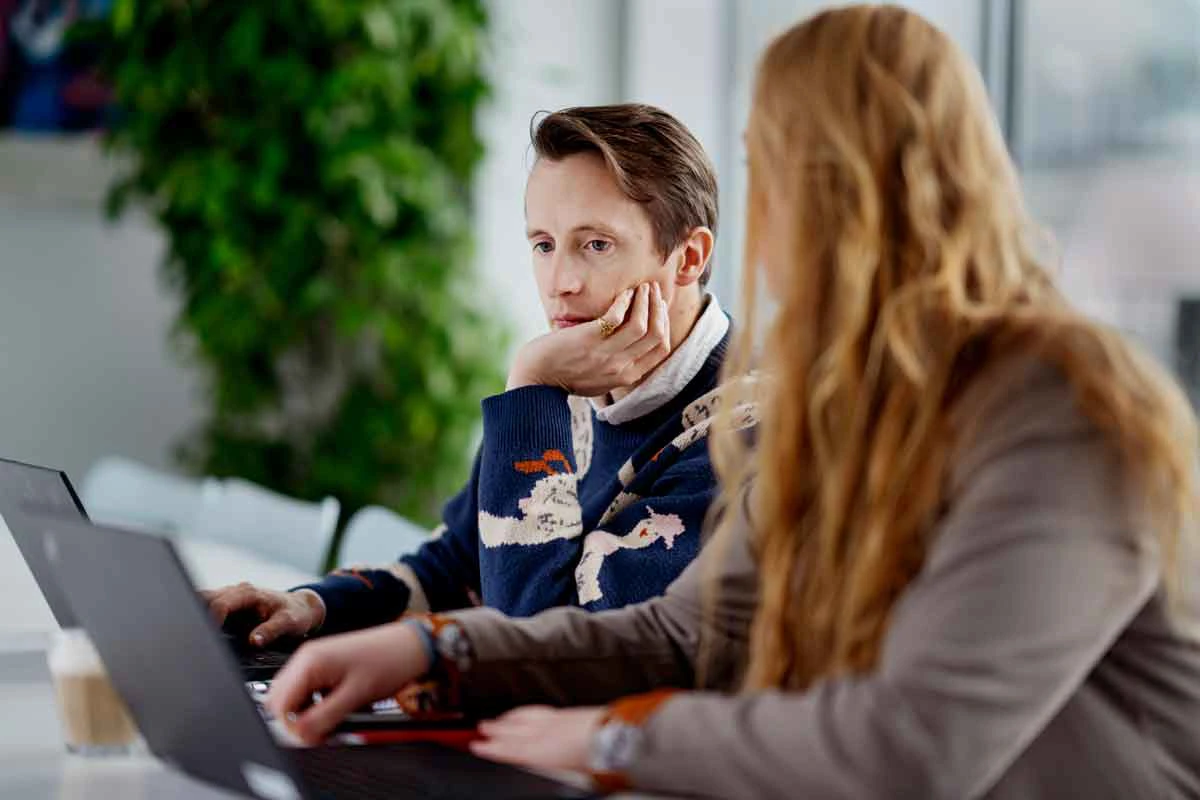 To kolleger sidder i møde