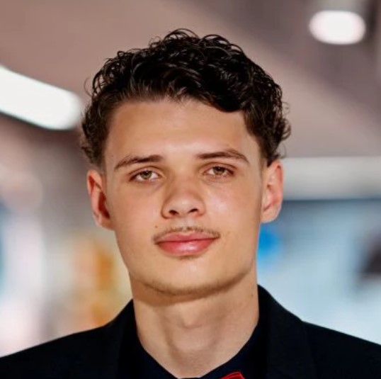 Portræt tæt på af dreng, der har et fritidsjob i Meny.