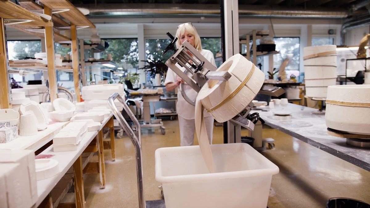 Kvindelig medarbejder forbereder materialer til porcelæn.