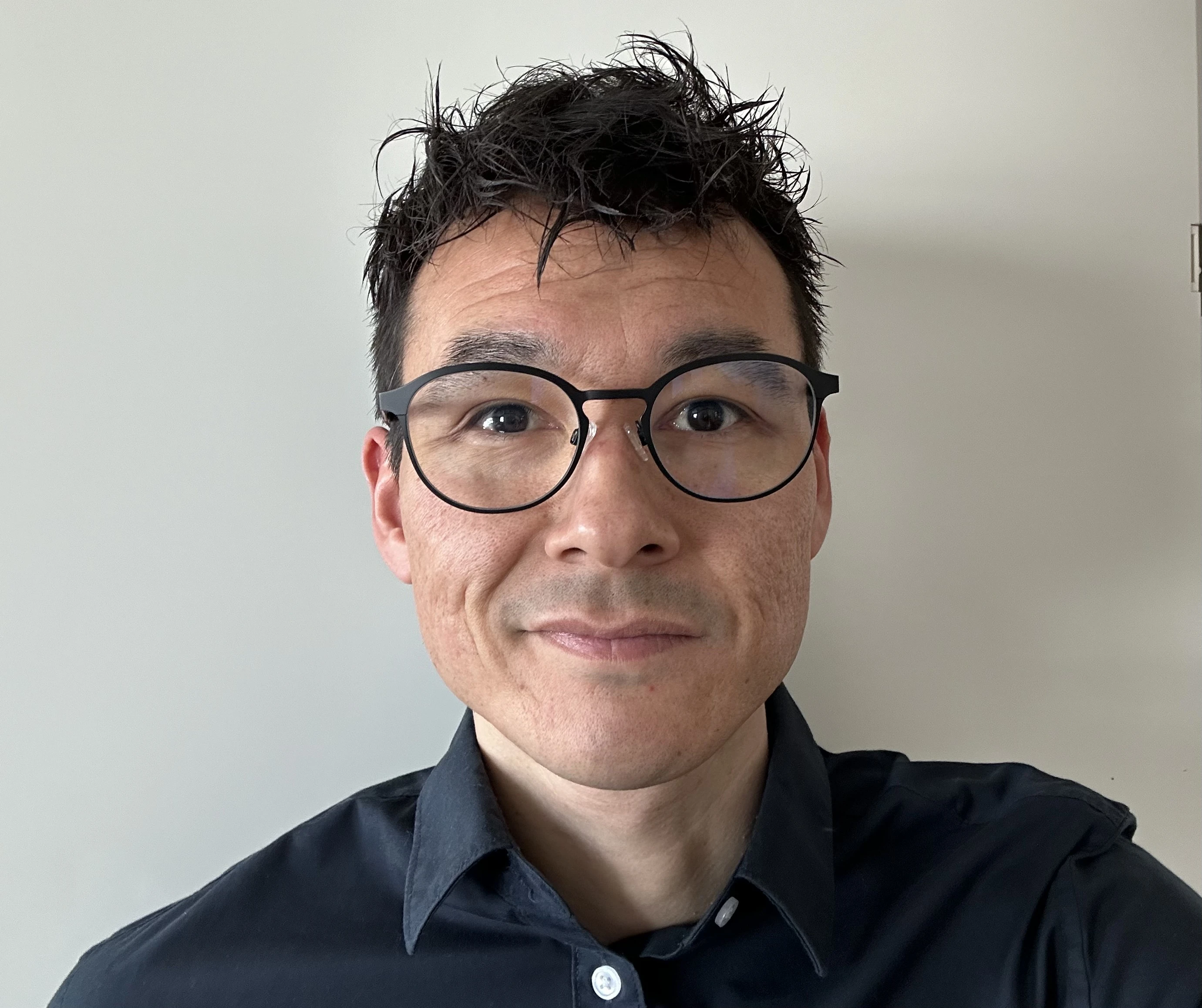 Mand med briller smiller på et portrætfoto