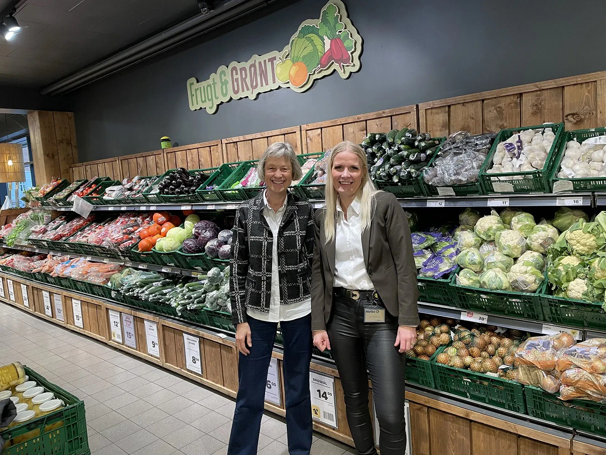 To kvinder, en distriktchef og en manager, står ved siden af hinanden i grøntafdelingen i Netto. 