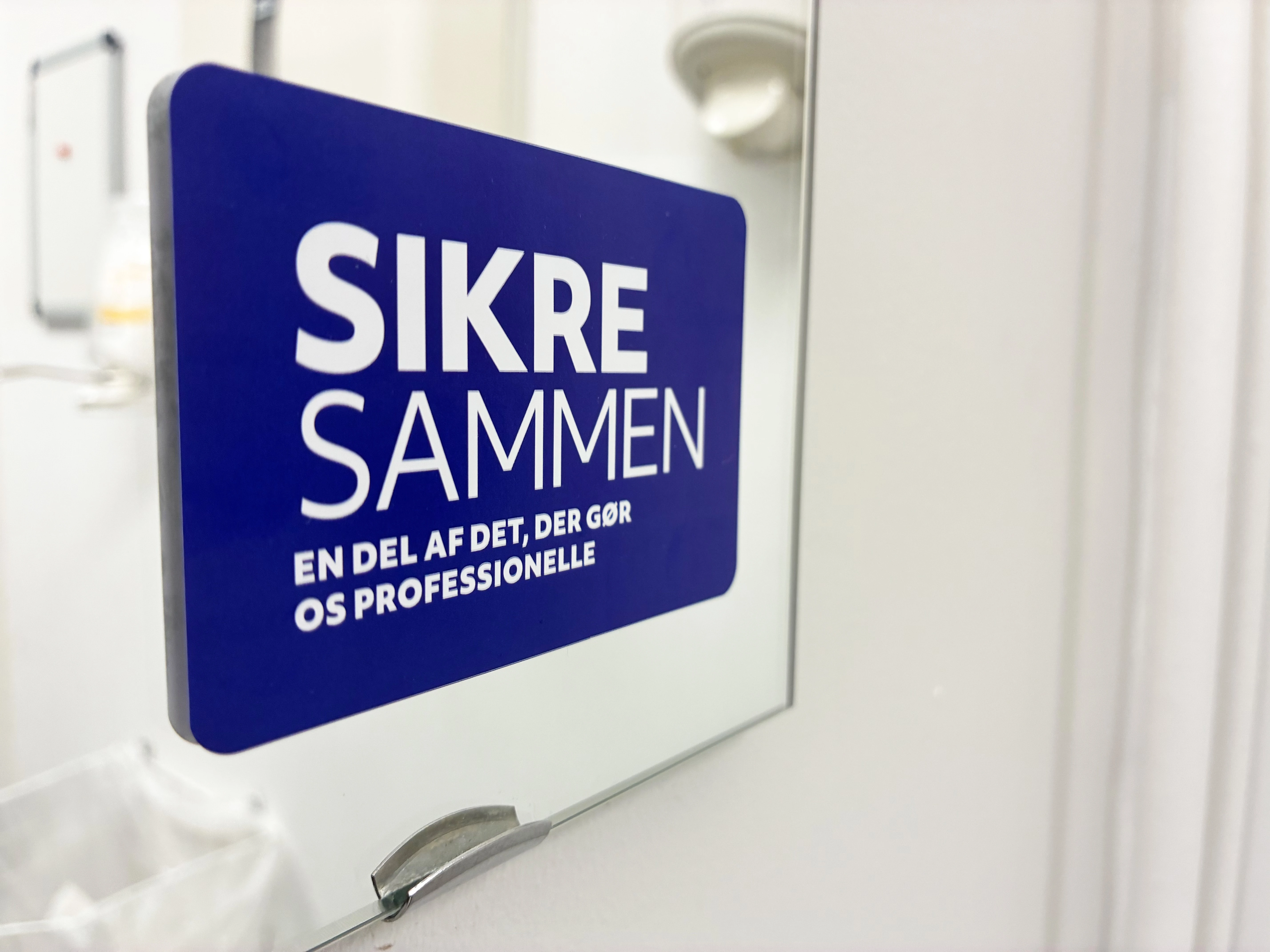 Sikre sammen klistermærke på spejl 