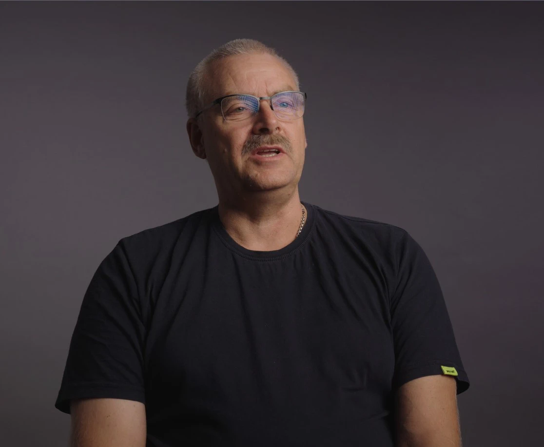 Portræt af mand, der fortæller om en arbejdsulykke.