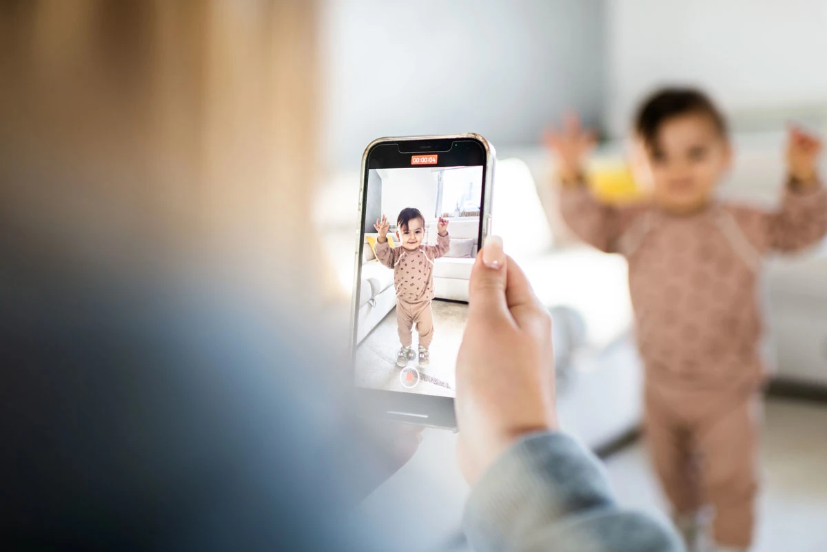 En mor tager et billede af sin baby