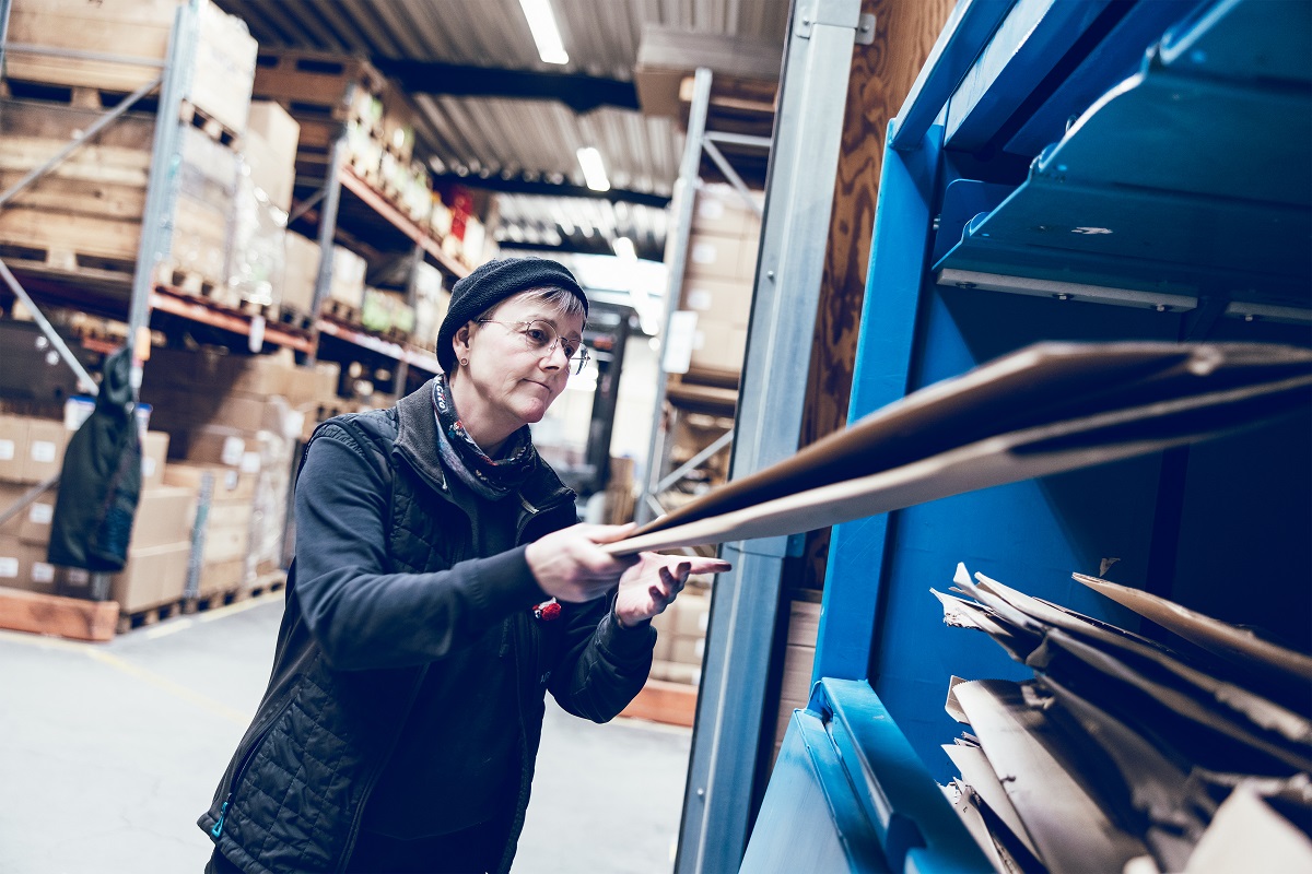 Airmaster, kvinde på et lager