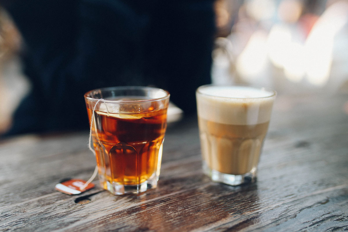 Et glas the og et glas med kaffe.