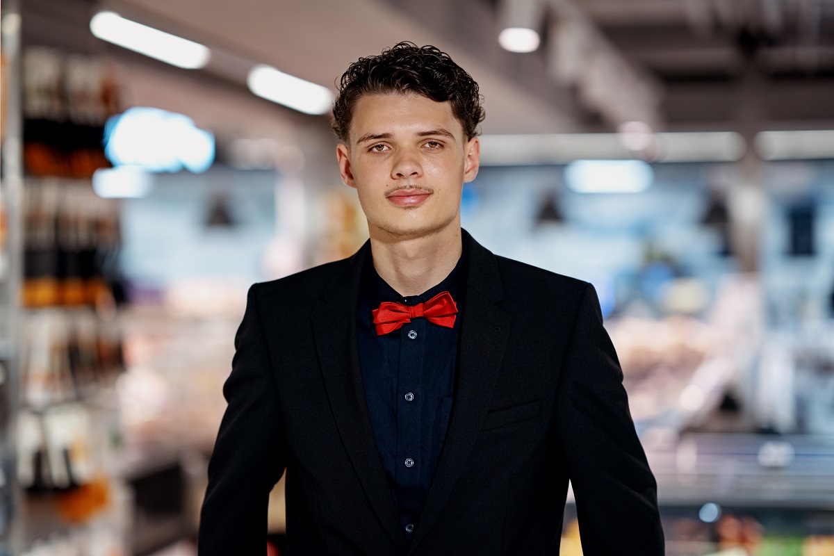 Portræt af 17-årig dreng, der har et fritidsjob i Meny.