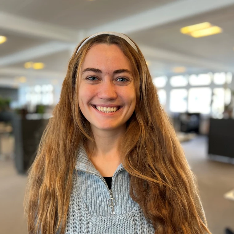 Portrætbillede af Ellen, studentermedhjælper i Direktionssekretariatet