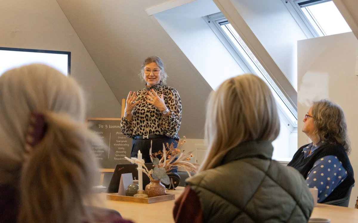 Medarbejdere holder møde