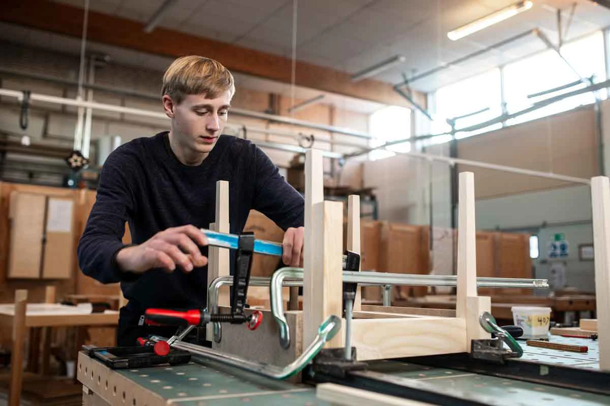 Lærling arbejder i værksted