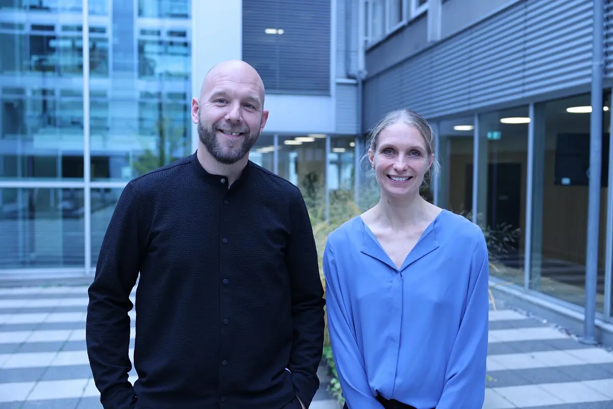 Lars og Camilla får taget et billedet sammen