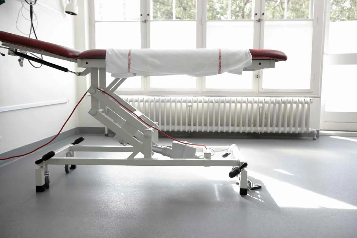 En tom hospitalsseng.