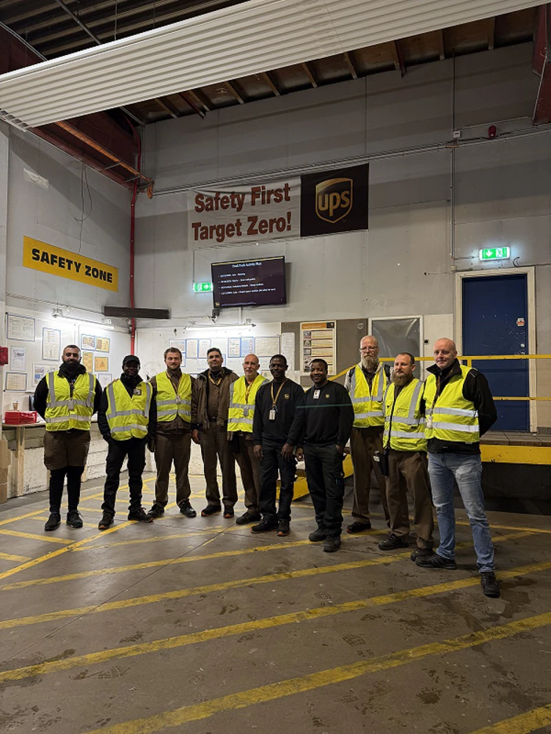 Flere mænd står på en række og får taget et billede 