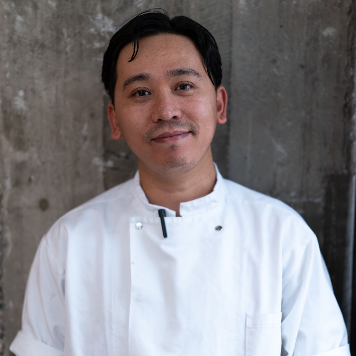 Portræt af mandlig souschef i kokkedragt. 