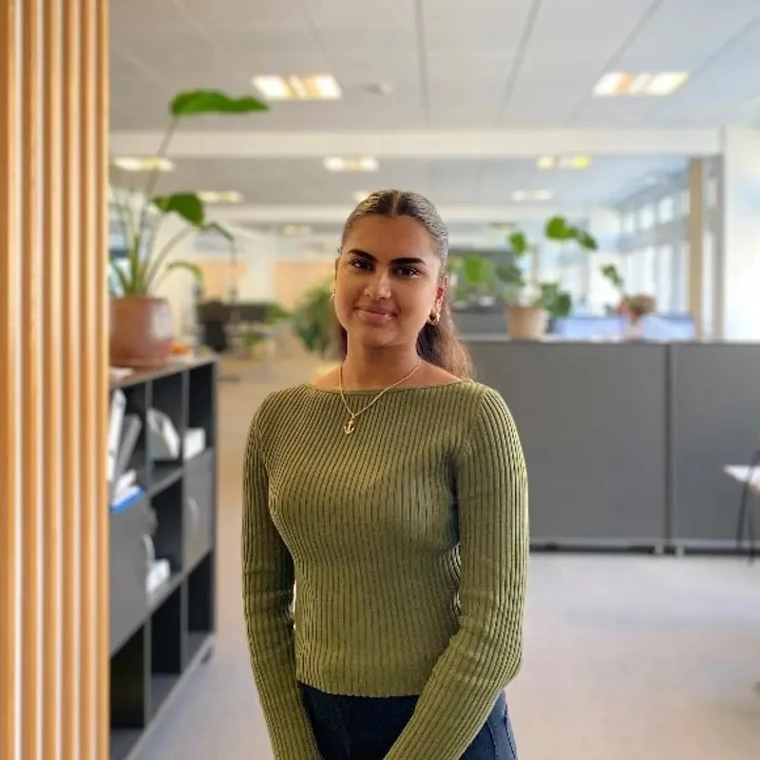 Portrætbillede af Munika, studentermedhjælper i Økonomi og Styring