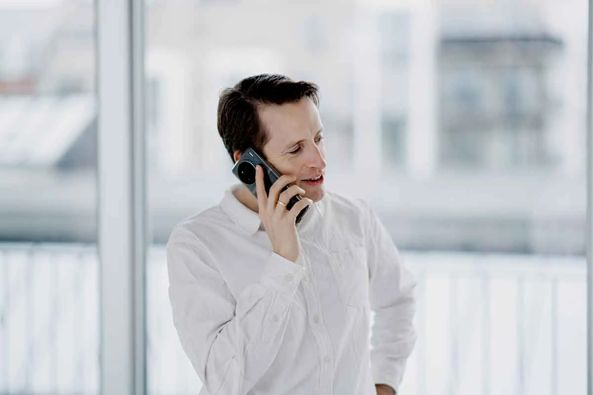 En mand taler i telefon i et kontor.