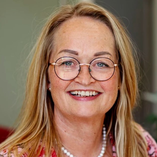 Billede tæt på af kvindelig leder på plejehjemmet, der smiler til kameraet.