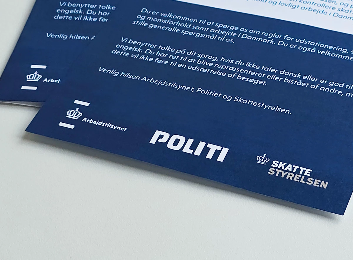 Brochurer på et bord hvor arbejdstilsynets, politiets og skattestyrelsens logoer er på.