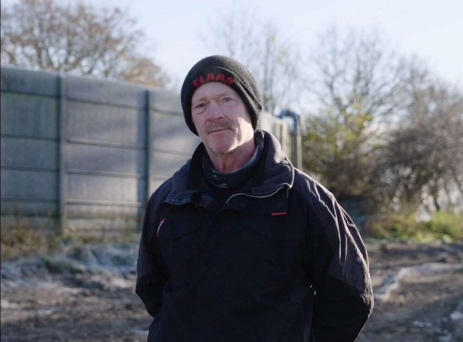 Portræt af mand udendørs.