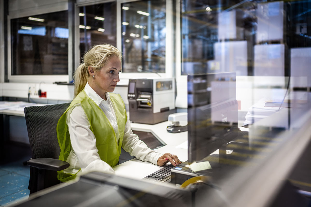 Kvinder sidder og arbejder ved en computer.