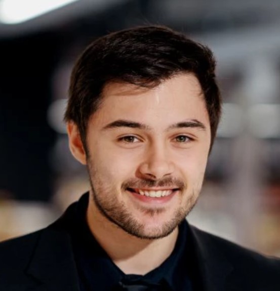  Portræt tæt på af ung mand, som er arbejdsmiljørepræsentant i Meny.