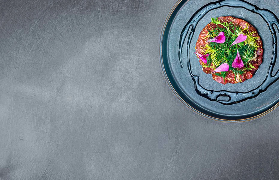 Anrettet tartar på et køkkenbord.