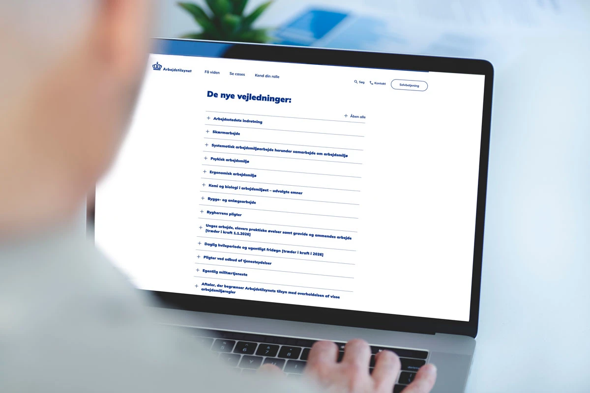 Bruger læser om At-vejledninger på AT.dk