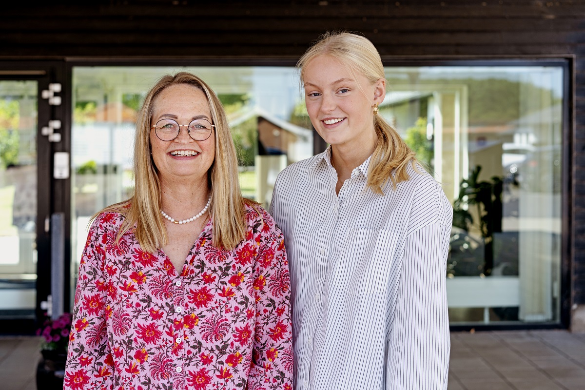 Lærke sidder og snakker med en af de ældre på plejecenter Lindevang