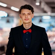 Portræt tæt på af 17-årig dreng, der har et fritidsjob i Meny.