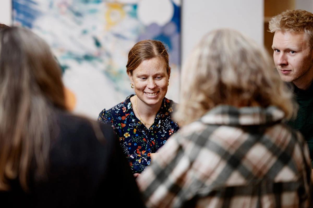 En gruppe på 4 personer holder et møde.