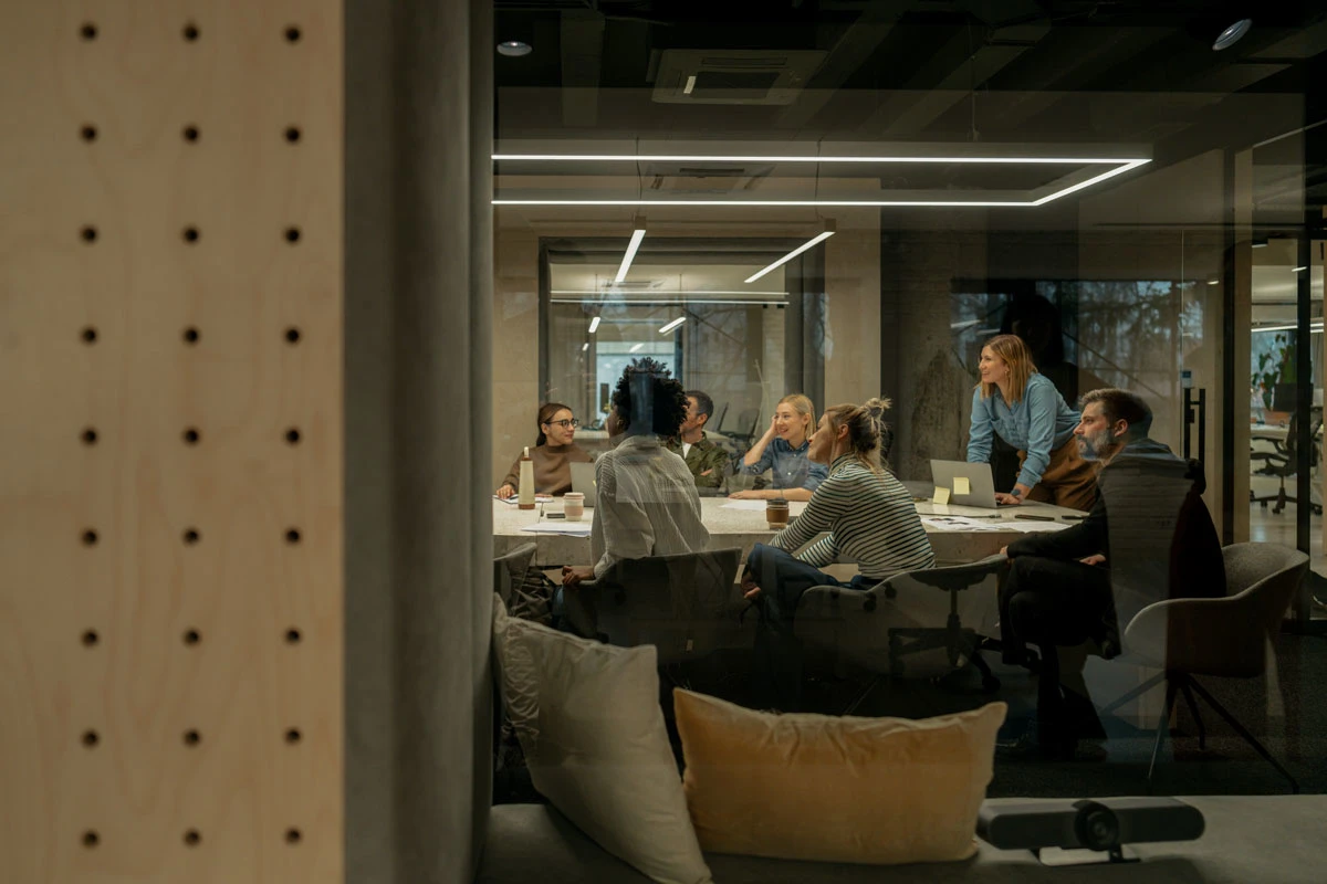 kolleger hodler møde i mødelokale