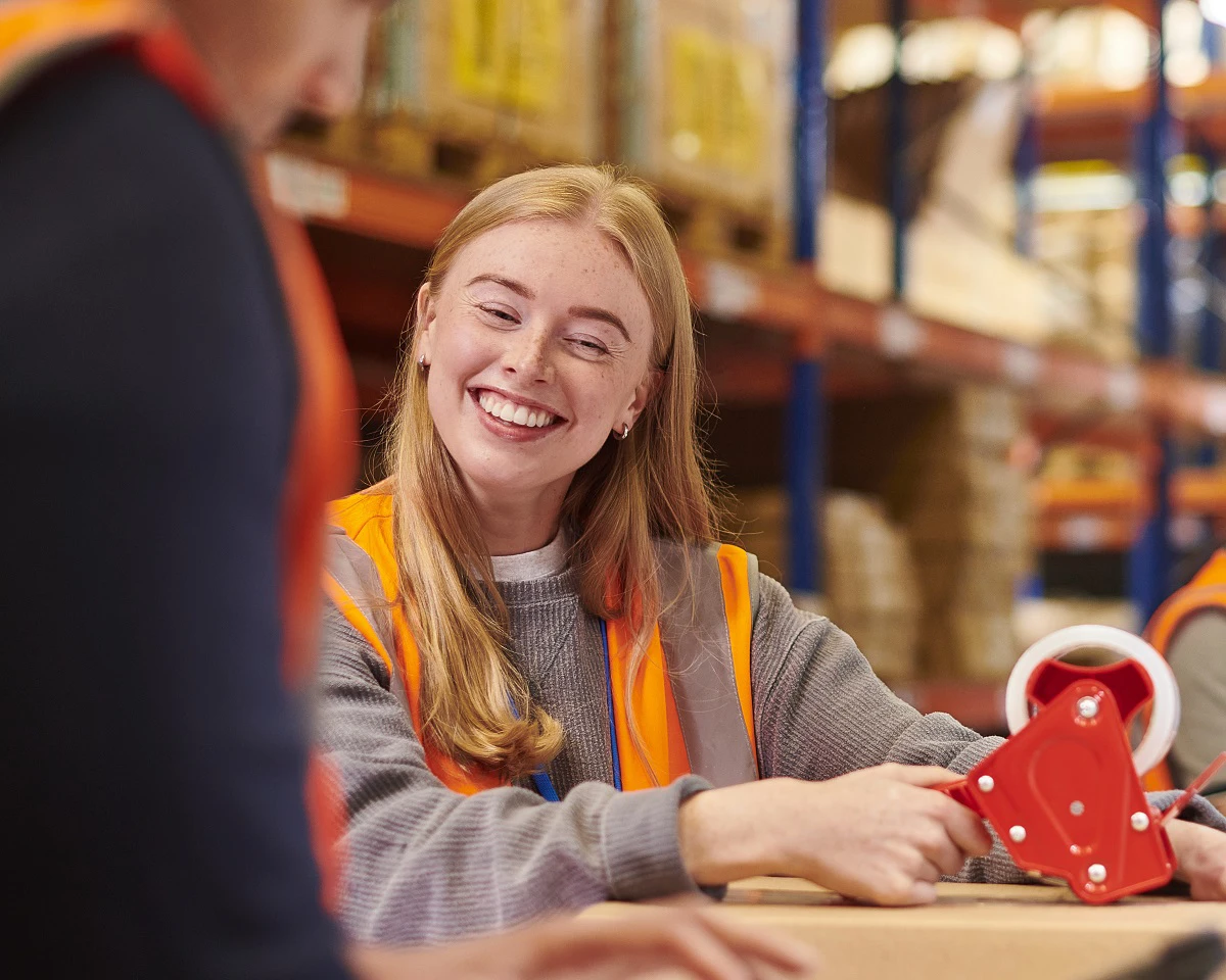 Ung arbejder på et lager.